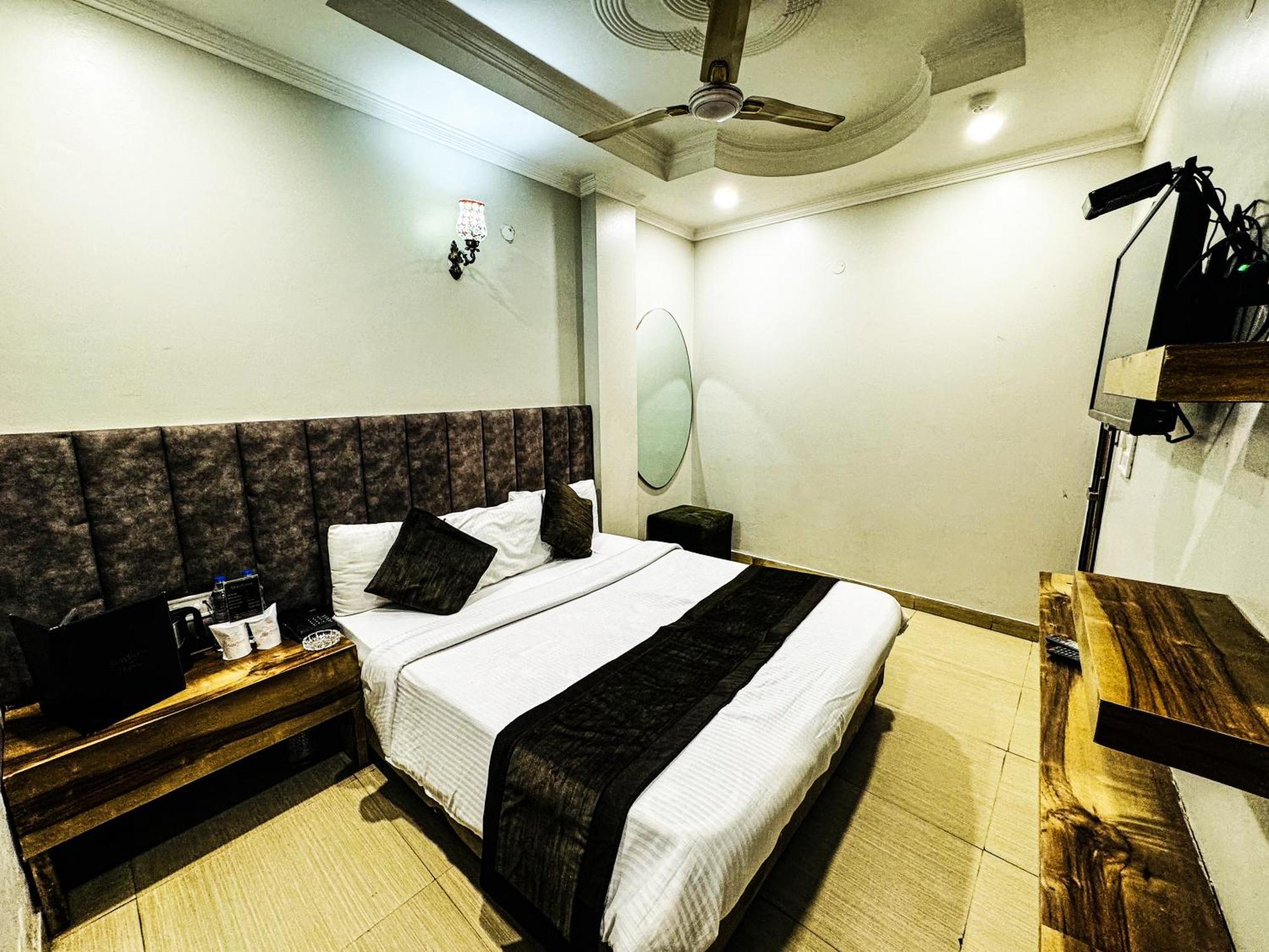 Hotel Nityaa Suites New Delhi Exterior foto